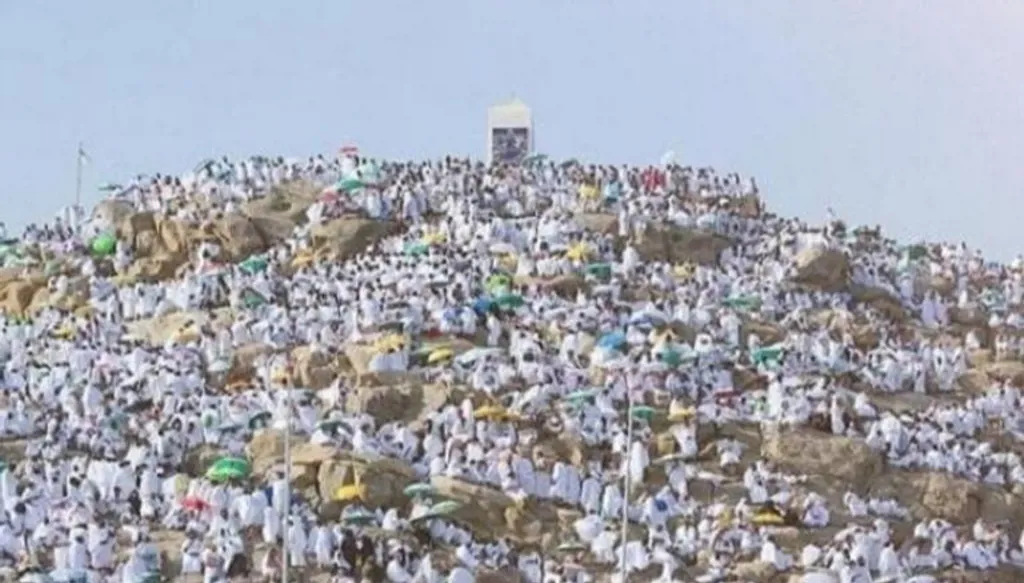 السعودية تدعو الحجاج للبقاء في المخيمات يوم عرفة خلال ذروة الحرارة