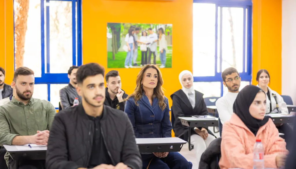 الملكة رانيا لطالب رفع لافتة يطلب رخصة قيادة: "إنجح والكنافة علي"