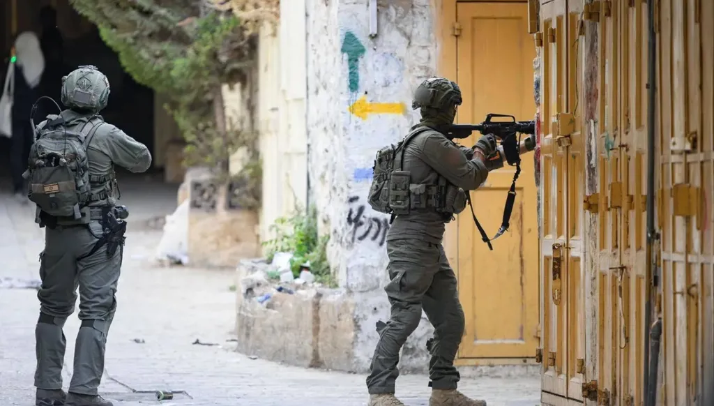 الجيش الإسرائيلي يطارد منفّذ عملية رام الله... ويصعّد في غزة