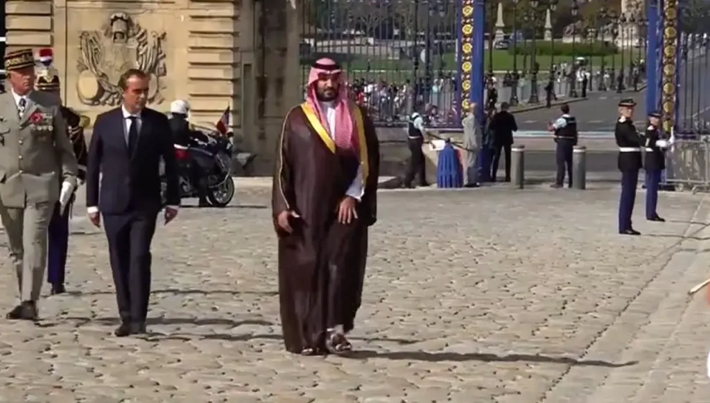 الرئيس الفرنسي يستقبل ولي العهد السعودي في قصر الإليزيه