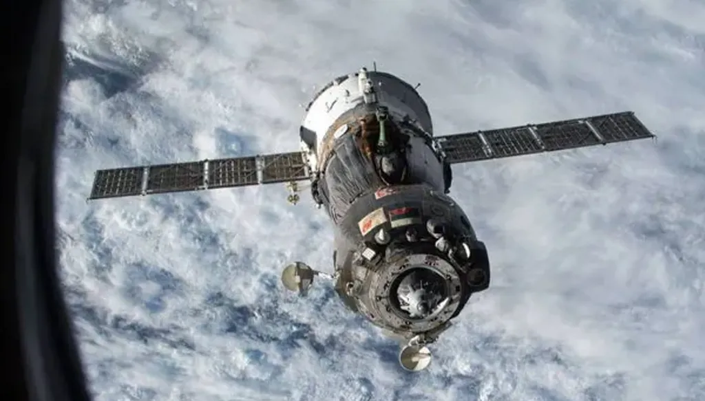 مركبة فضاء تعيد رائدين روسيين وأميركي إلى الأرض