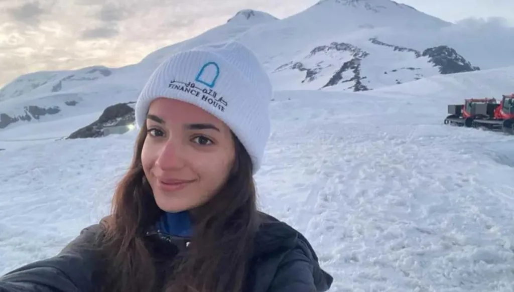 الإماراتية فاطمة العوضي أصغر وأول امرأة عربية تصل إلى قمة جبل فينسون في القارة القطبية الجنوبية (فيديو وصور)