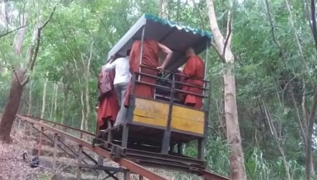 مقتل سبعة رهبان في حادث تلفريك... انقطع الكابل وسقطت العربة التي كانوا على متنها