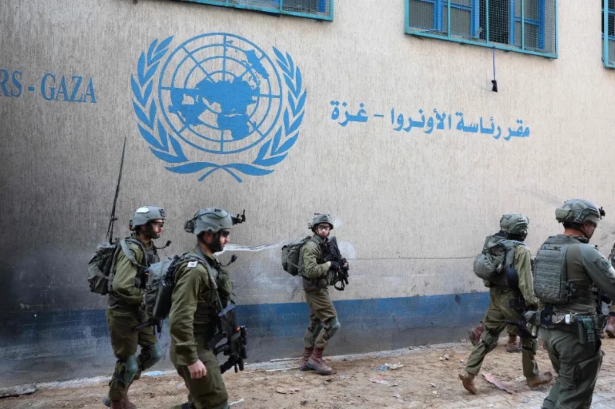 جنود إسرائيليون بمحيط مبنى تابع للأونروا في غزة (أرشيفية)
