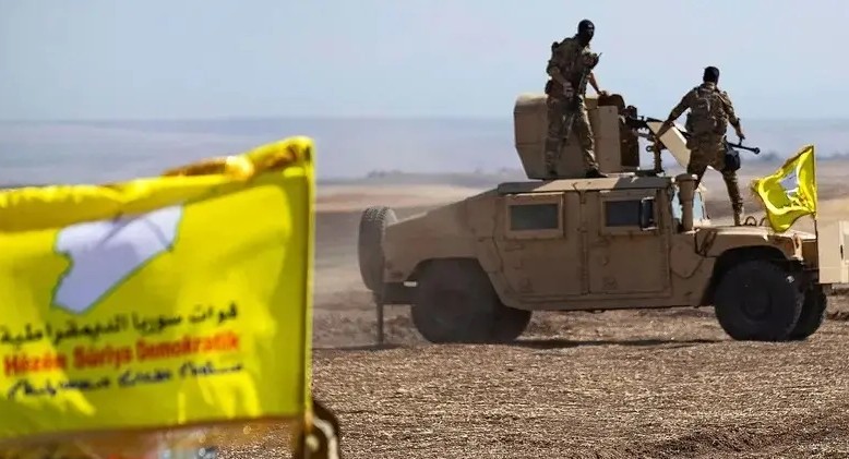 لا يزال نظام الحكم إحدى القضايا الخلافية بين دمشق وقسد. (أ ف ب)