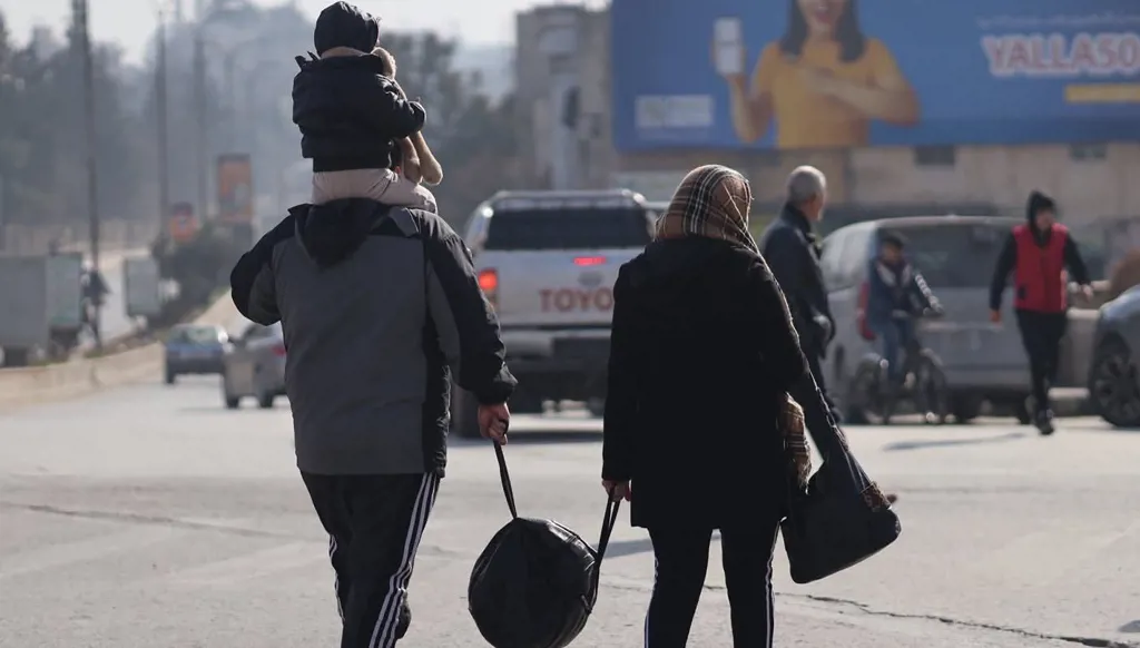 الجيش السوري يفتح ممراً إنسانياً شرقي حلب… ويحذّر من الاقتراب من مواقع قسد