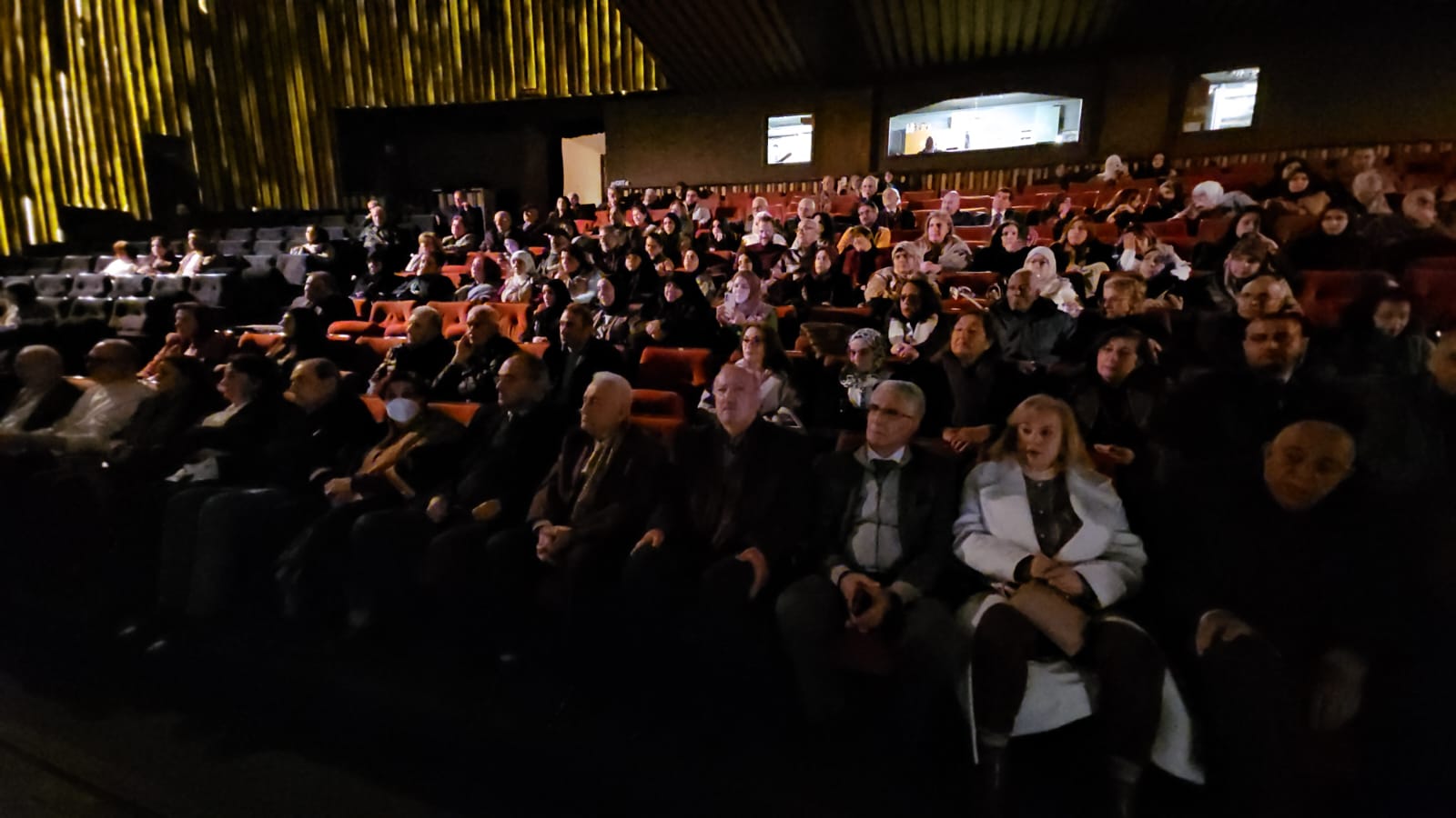 جمهور داخل مسرح المدينة في بيروت، الذي يستضيف العروض المسرحية والموسيقية والندوات الثقافية (الأنباء).