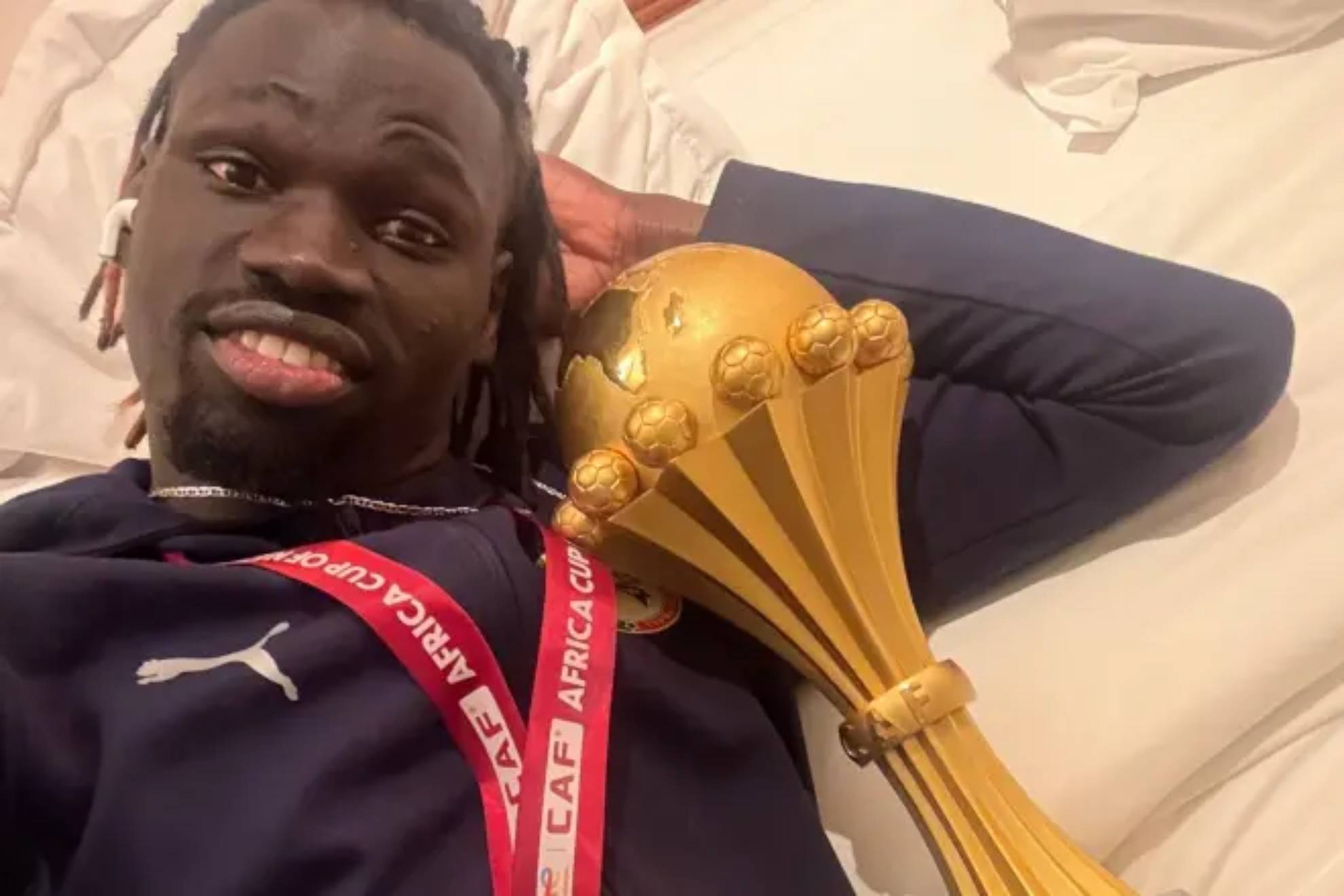 السنغالي باتيه سيس مع كأس أمم افريقيا. (وكالات)