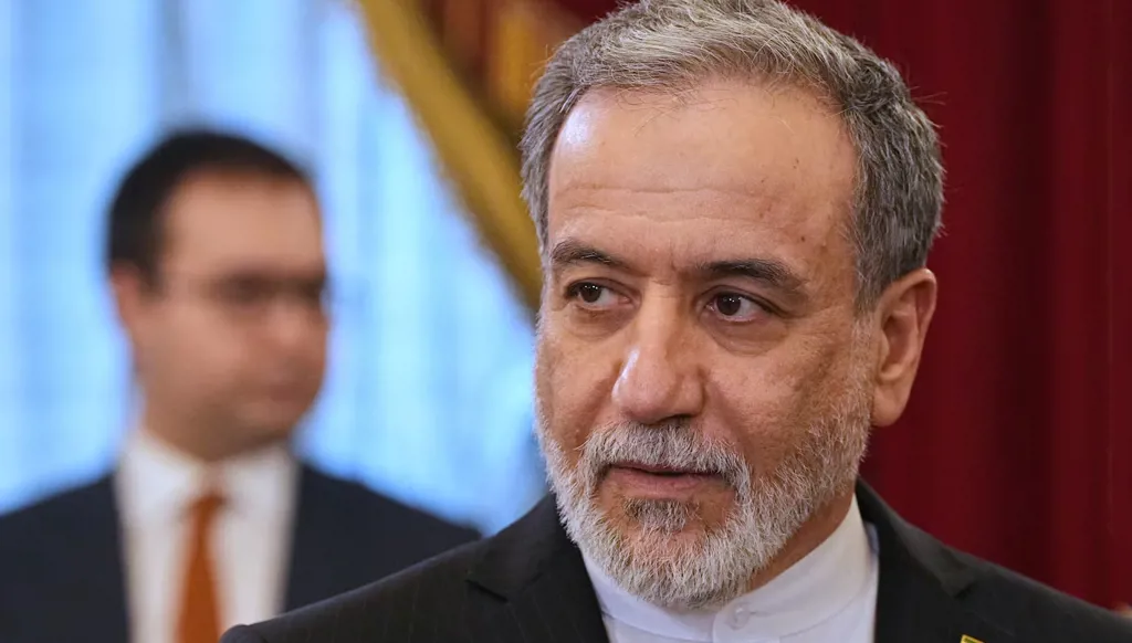 عراقجي نشر صورة العلمين الإيراني واللبناني تزامناً مع الهجوم على إسرائيل