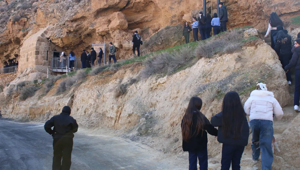 مغارة القديس مارون في الهرمل... تاريخ روحي يحفر بالصخر حكاية وطن (صور وفيديو)