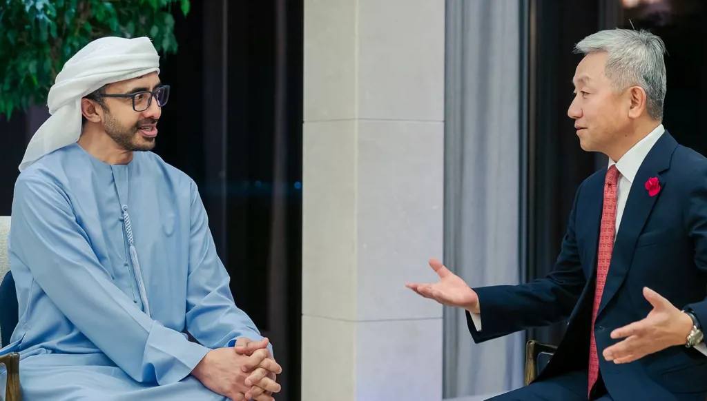 رئيس الإمارات يمنح السفير الصيني وسام زايد الثاني من الدرجة الأولى