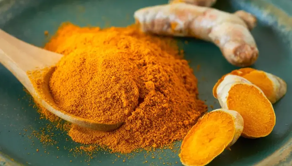ما يجب تناوله مع الكركم للاستفادة من مزاياه المضادّة للالتهابات