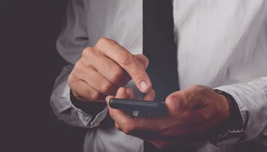 زوجة تطلب الطلاق بسبب إدمان الزوج على الهاتف: أريد شريك حياة لا شريك شاشة