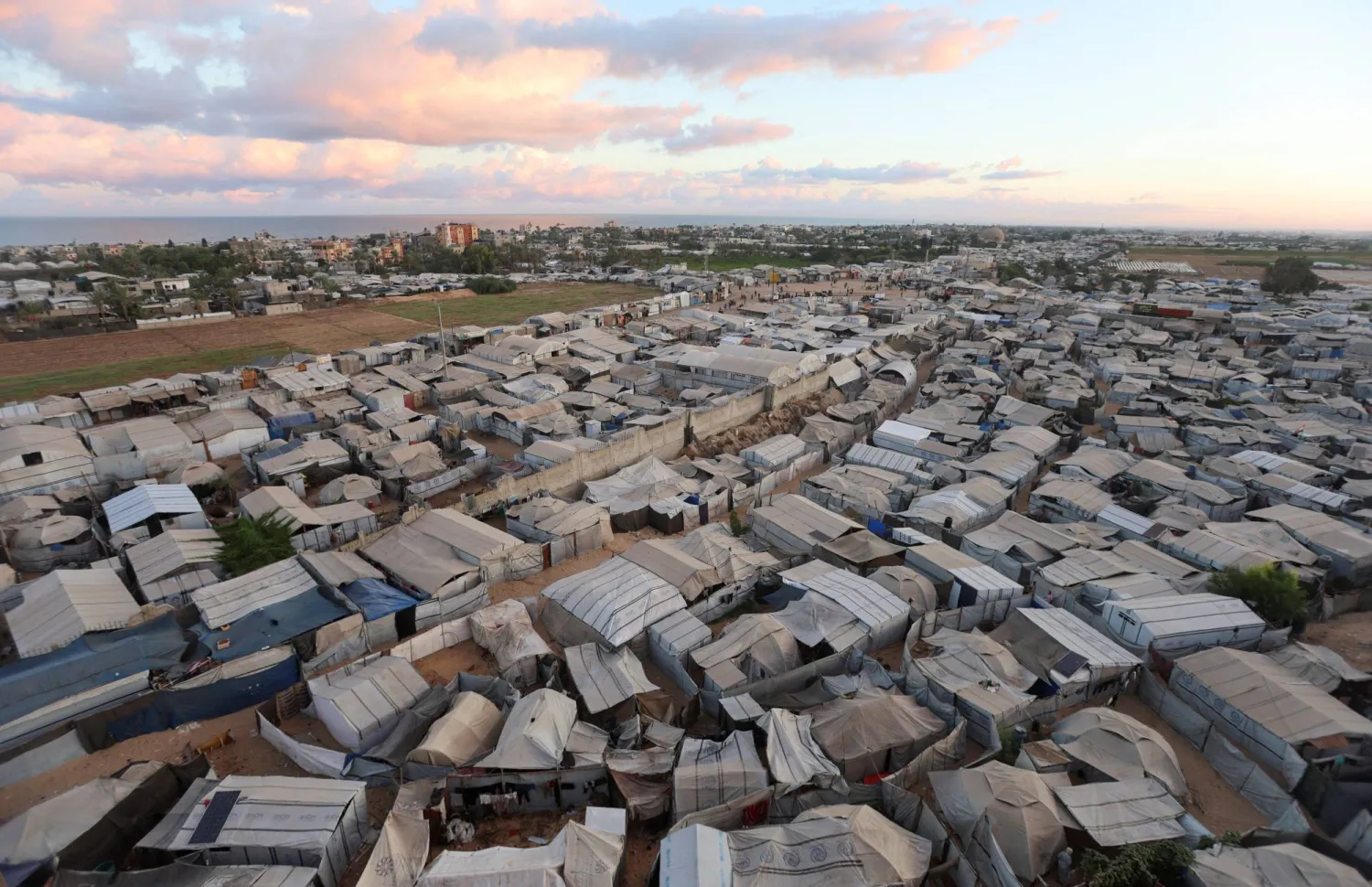 مخيم يضم فلسطينيين نازحين في منطقة المواصي بخان يونس في جنوب قطاع غزة (رويترز)