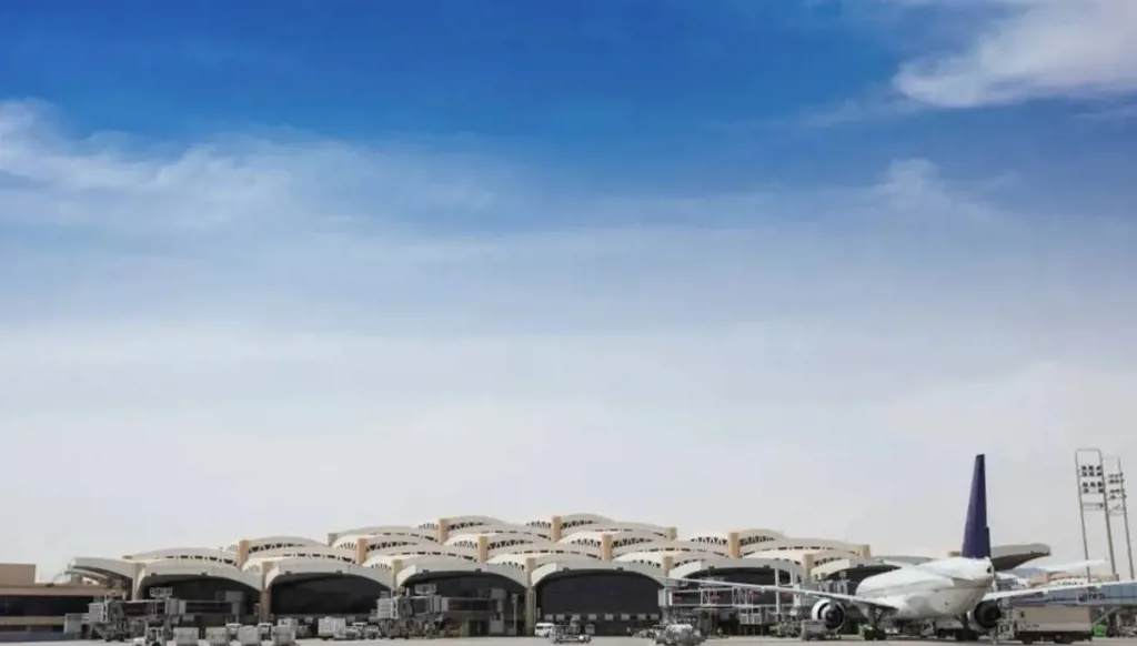 بعد استهداف المطارات السعودية… إلغاء رحلات وتمديد تعليق الطيران