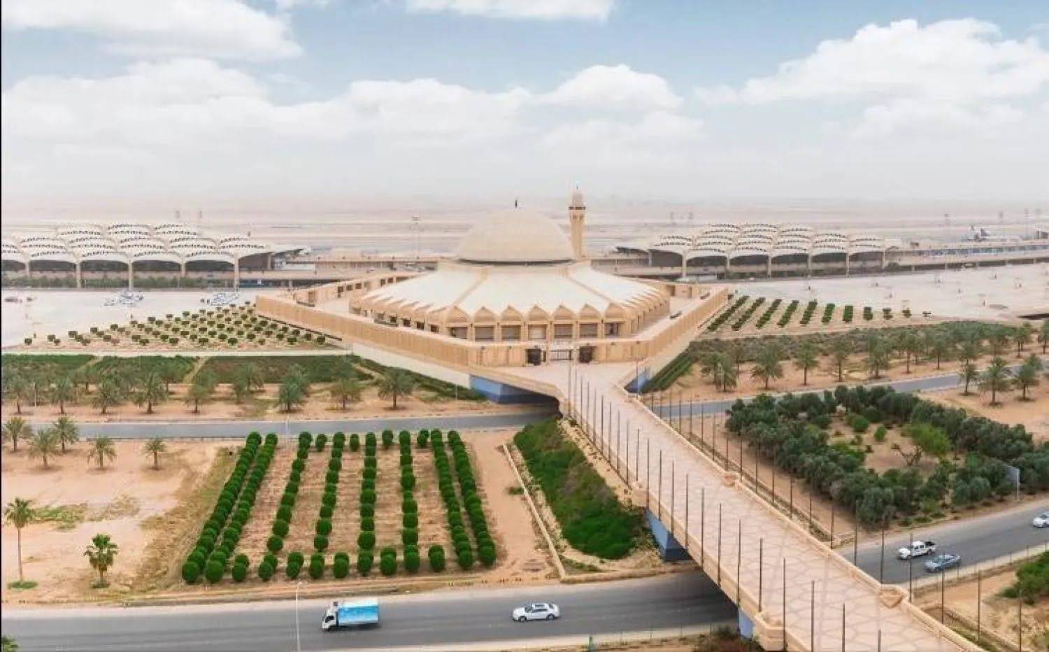 يقع مطار الملك خالد على بُعد نحو 35 كيلومتراً شمال وسط مدينة الرياض (واس)