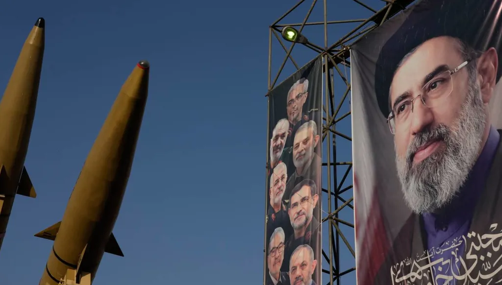 صورة لمجتبى خامنئي في احدى ساحات طهران 