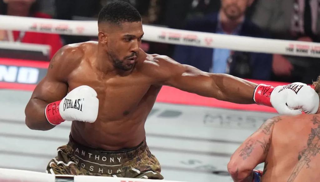 موعد عودة الملاكم أنتوني جوشوا إلى الحلبة بعد نجاته من حادث مروّع