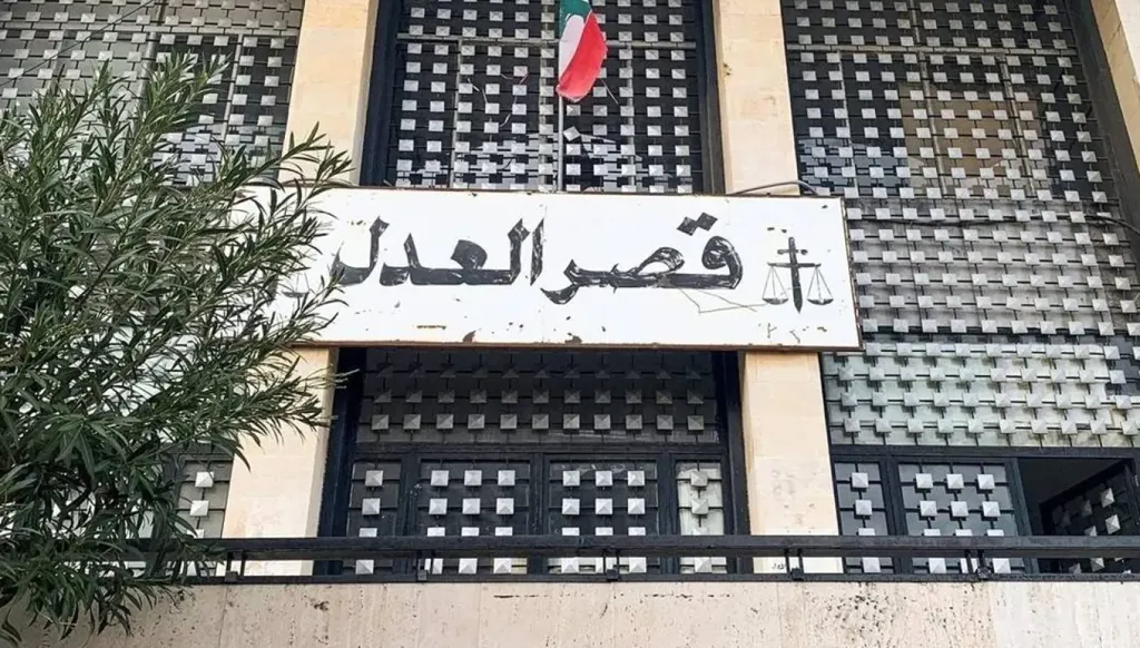 طوابير على أبواب قصر العدل