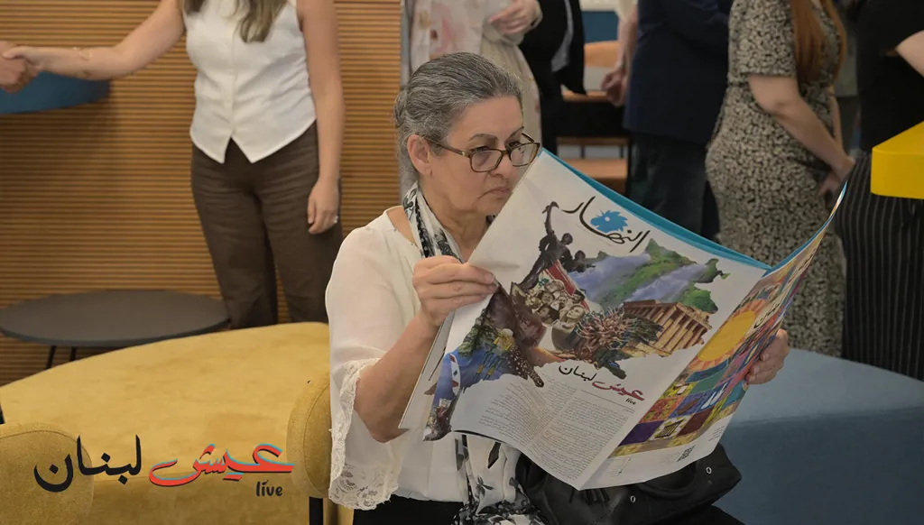 سيدة تقرأ العدد. (نبيل إسماعيل)