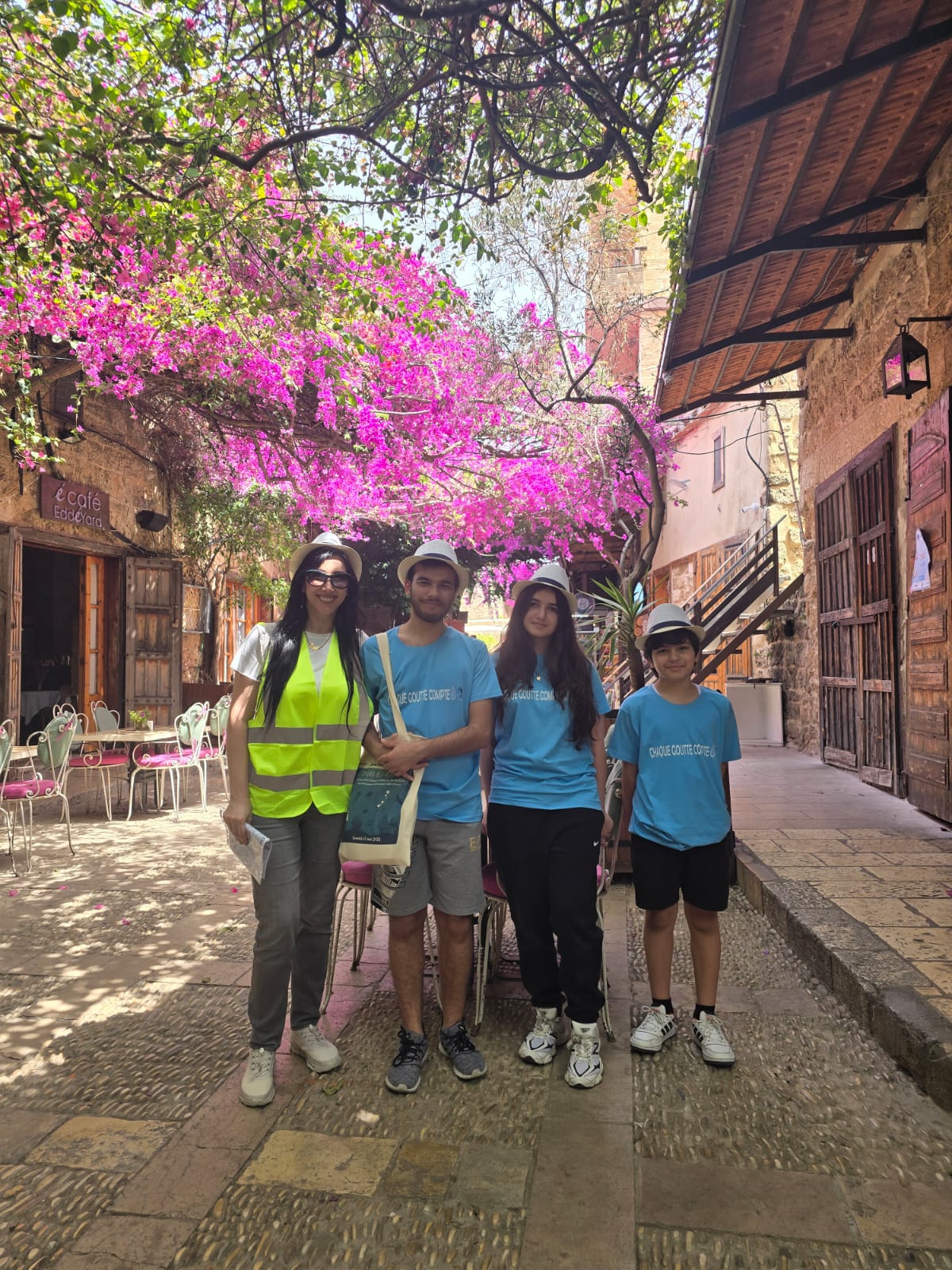 الطلاب الثلاثة والمسؤولة عنهم (النهار)