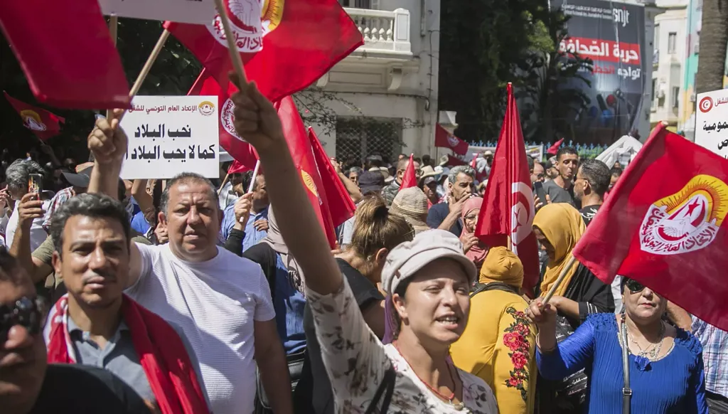 الاتحاد التونسي للشغل... دور تخنقه قبضة سعيّد والخلافات الداخلية