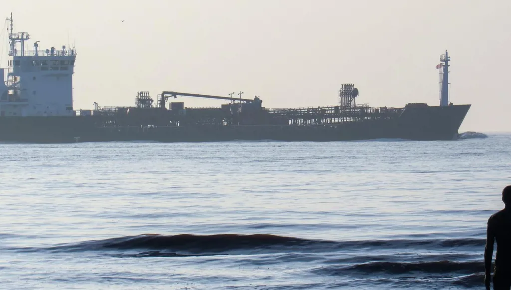 ماذا يعني فتح مضيق هرمز كلياً للأسواق المالية والشحن؟