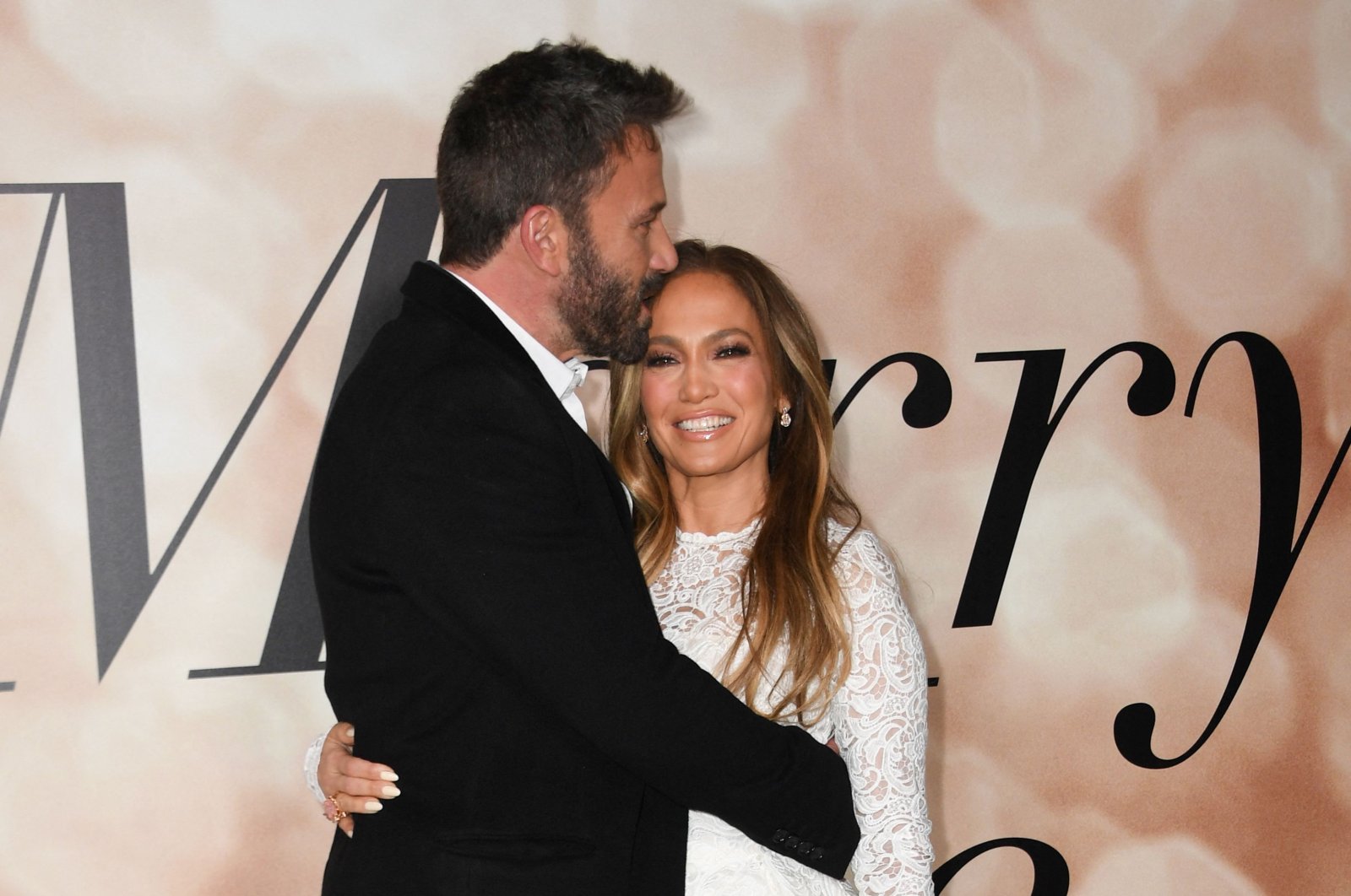 الممثلة الأميركية جينيفر لوبيز (JLo) وبن أفليك يصلان لحضور عرض خاص لفيلم Marry Me في مقر نقابة المخرجين الأميركية (DGA) في لوس أنجلوس، الولايات المتحدة، في 8 شباط/فبراير 2022. (أ ف ب)