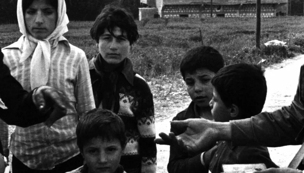 حاجز للجيش الأسرائيلي في بلدة البازورية يدقق بهوايات اللبنانيين - 1978 - غاما