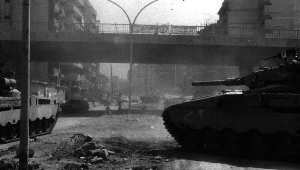 الدبابات الأسرائيلية في منطقة كورنيش المزرعة - 1982 - النهار