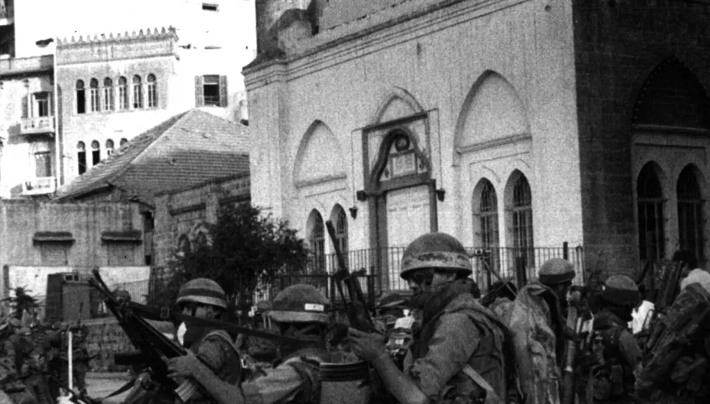  دوريات راجلة للجيش الأسرائيلي في شوارع بيروت - 1982 - النهار