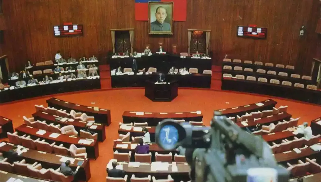 "رسالة حازمة إلى الصين"... تصويت تاريخي في تايوان لعزل أعضاء بالبرلمان