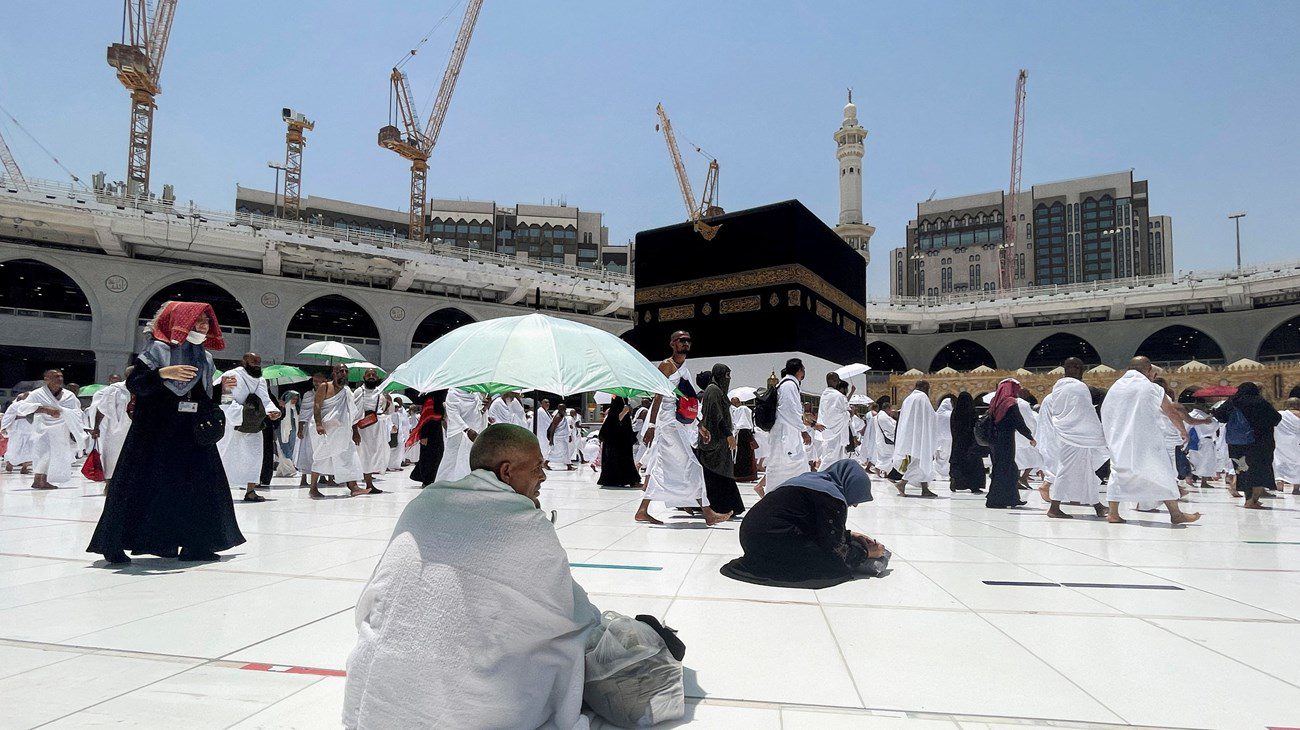 حجاج يؤدون المناسك في مكة المكرمة 