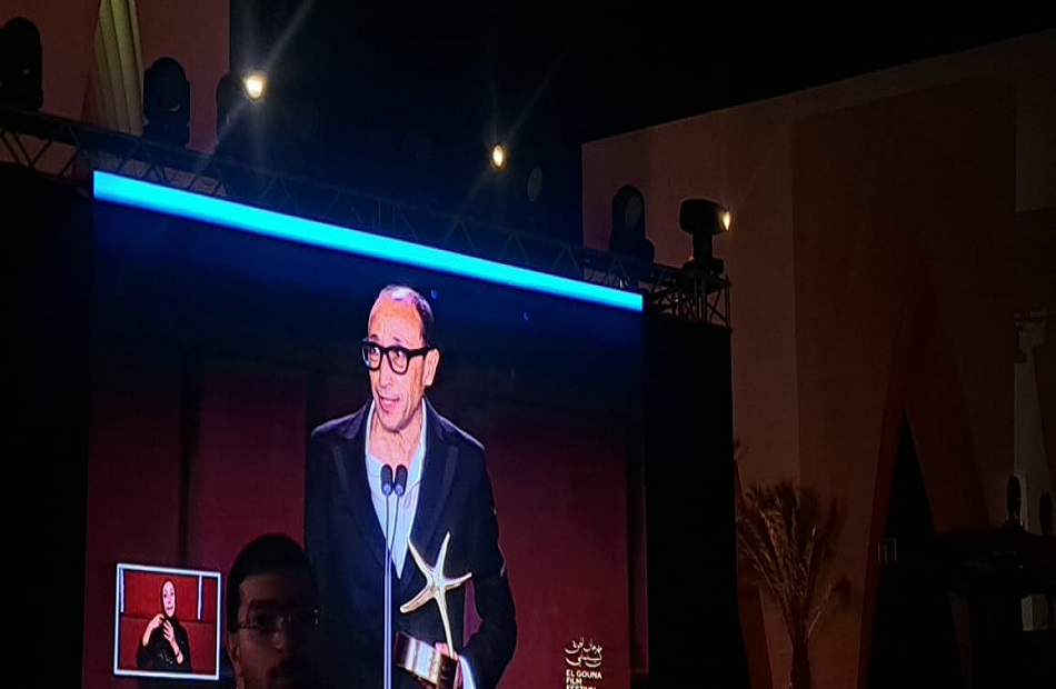 تكريم المخرج المغربي فوزي بنسعيدي بجائزة الإنجاز الإبداعي خلال ختام مهرجان الجونة السينمائي 2026. (بوابة الأهرام)
