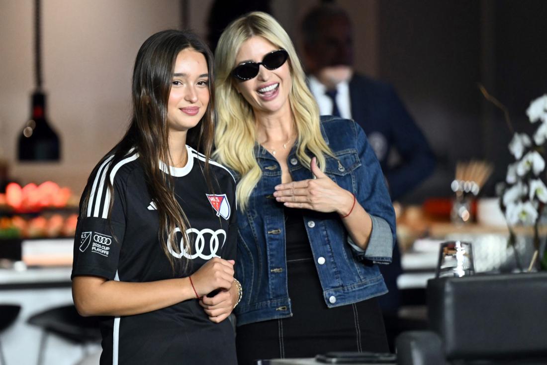 إيفانكا ترامب إلى جانب ابنتها أرابيلا كوشنر خلال مباراة كرة قدم في فلوريدا بتاريخ 8 تشرين الثاني/نوفمبر 2025 (AFP / Chandan Khanna)