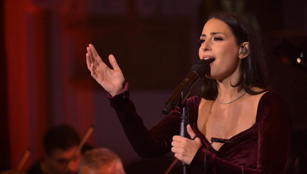 هبة طوجي تتأنّق باللون البرغندي من نجا سعادة في مئويّة منصور الرحباني (صور وفيديو)