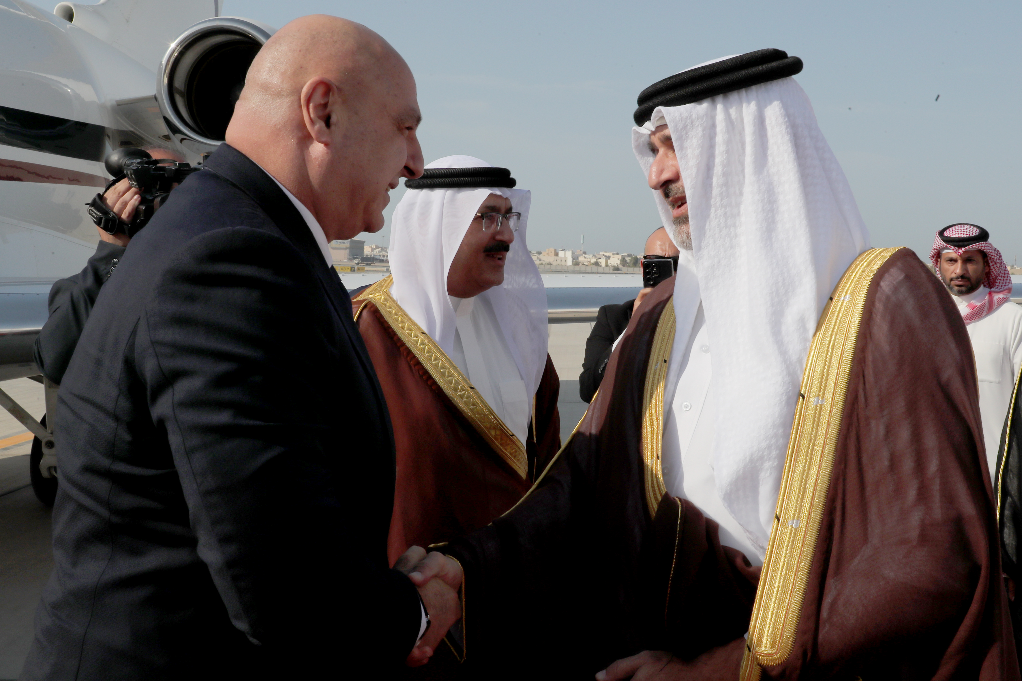 عون لدى وصوله إلى مطار البحرين (الرئاسة اللبنانية).