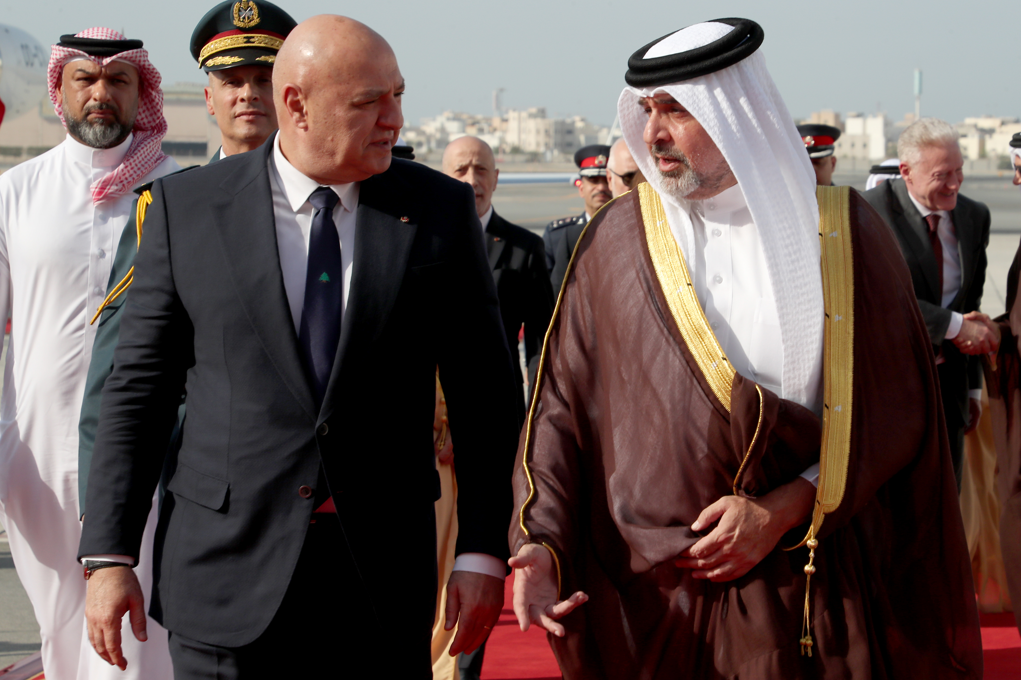عون لدى وصوله إلى مطار البحرين (الرئاسة اللبنانية).