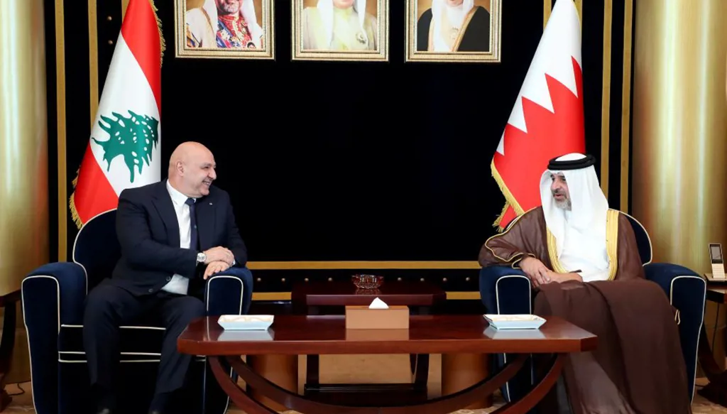 رئيس الجمهورية جوزف عون لدى وصوله إلى مطار المنامة أمس مجتمعاً مع الممثل الشخصي لملك البحرين الشيخ عبدالله بن حمد آل خليفة.