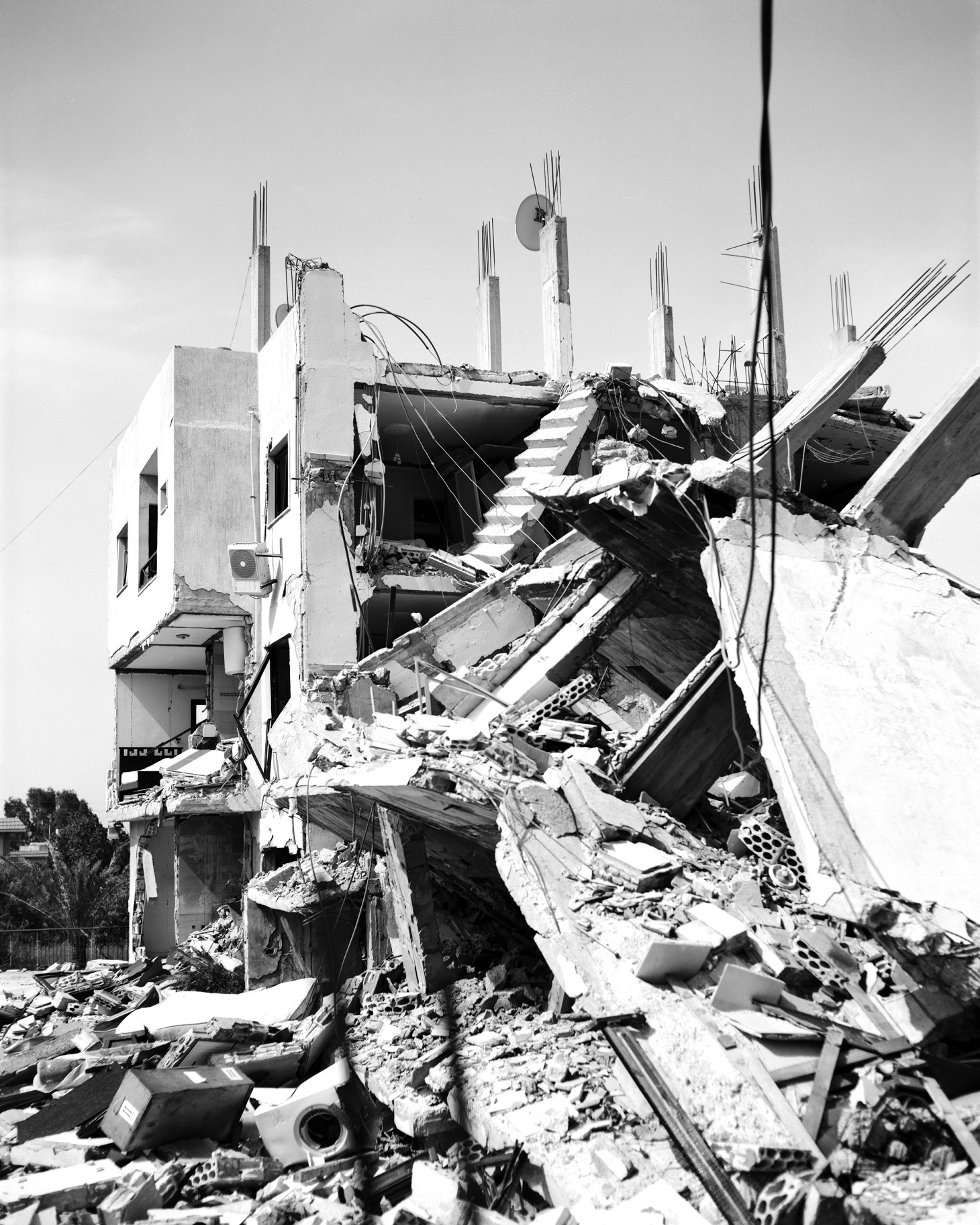 الدمار بالأبيض والأسود. (رندا ميرزا)