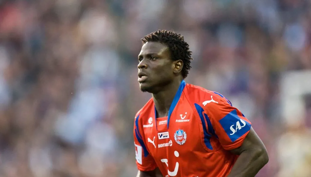 رحيل مفاجئ لأسطورة بنين ومهاجم الزمالك السابق... أوموتويوسي يرحل عن 39 عاماً