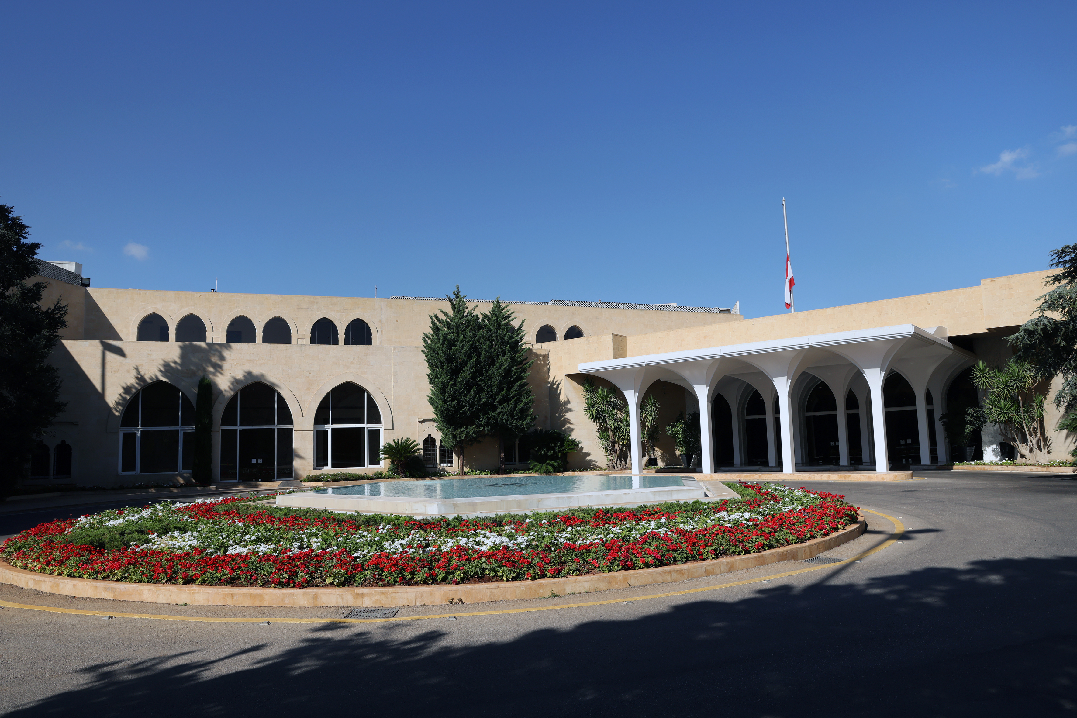 تنكيس العلم اللبناني في قصر بعبدا (الرئاسة اللبنانية).