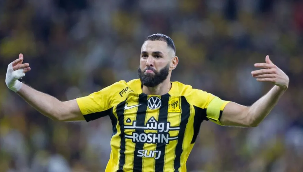 فتاة تُثير غضب بنزيمة بصورة مستفزّة (فيديو)