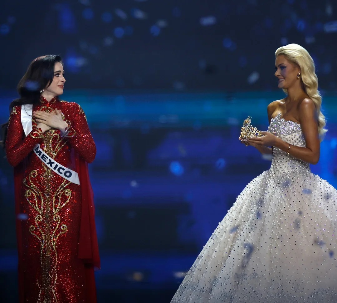 ملكة جمال الكون فيكتوريا بفستان عرائسيّ تسلّم التاج (انستغرام)