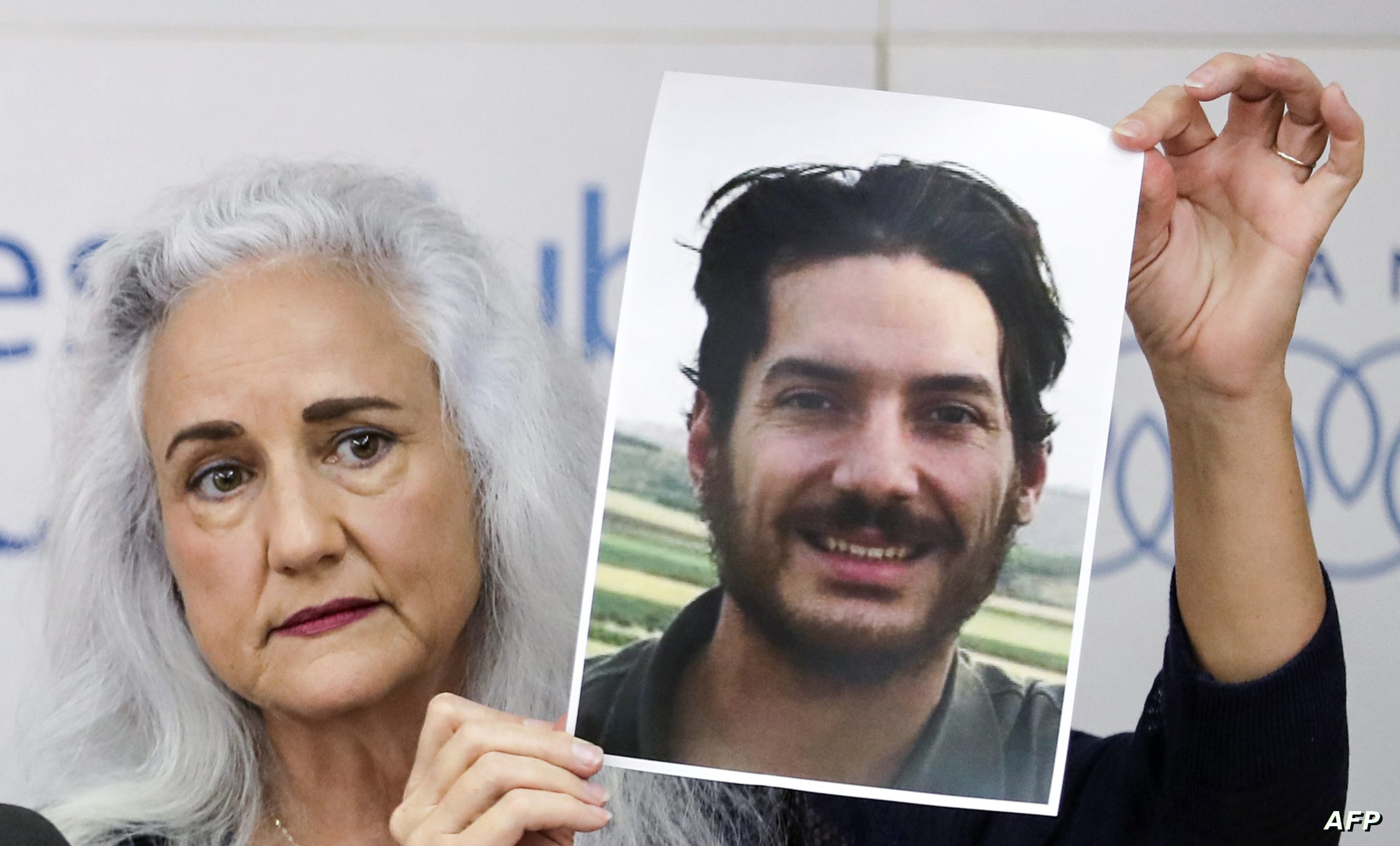 والدة أوستن تايس تحمل صورته (أرشيفية)