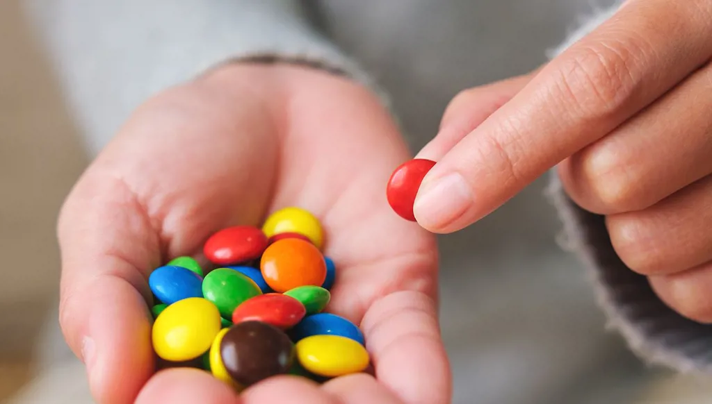 "الغذاء والدواء الأميركية" تُجيز 3 ملونات غذائية طبيعية