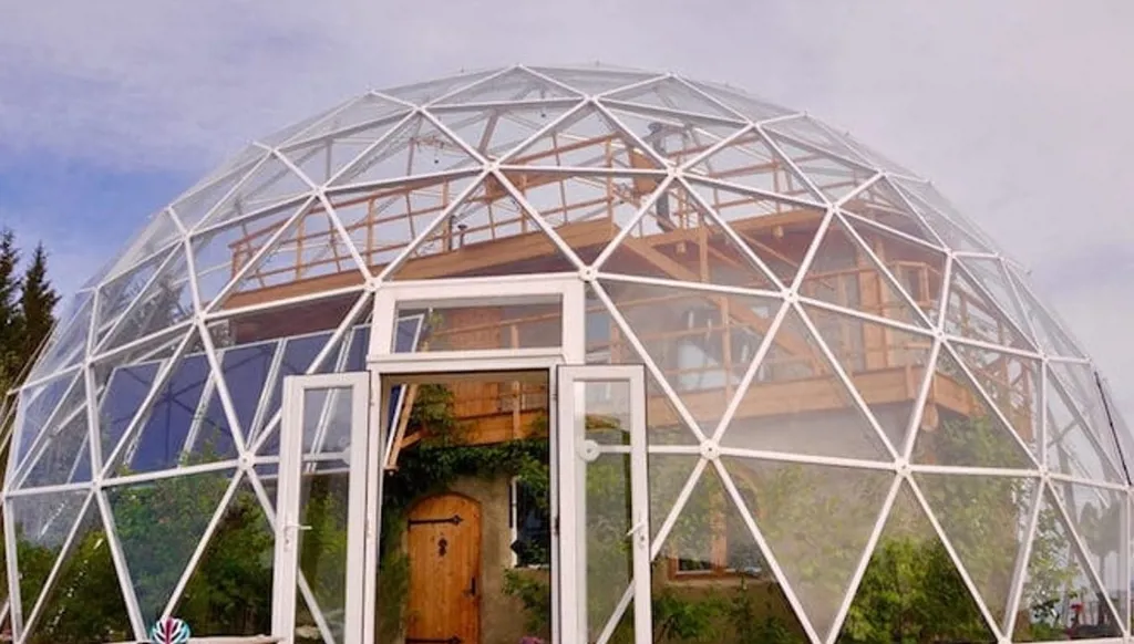 غرابة الهندسة: بيت داخل قُبَّة غير حديدية