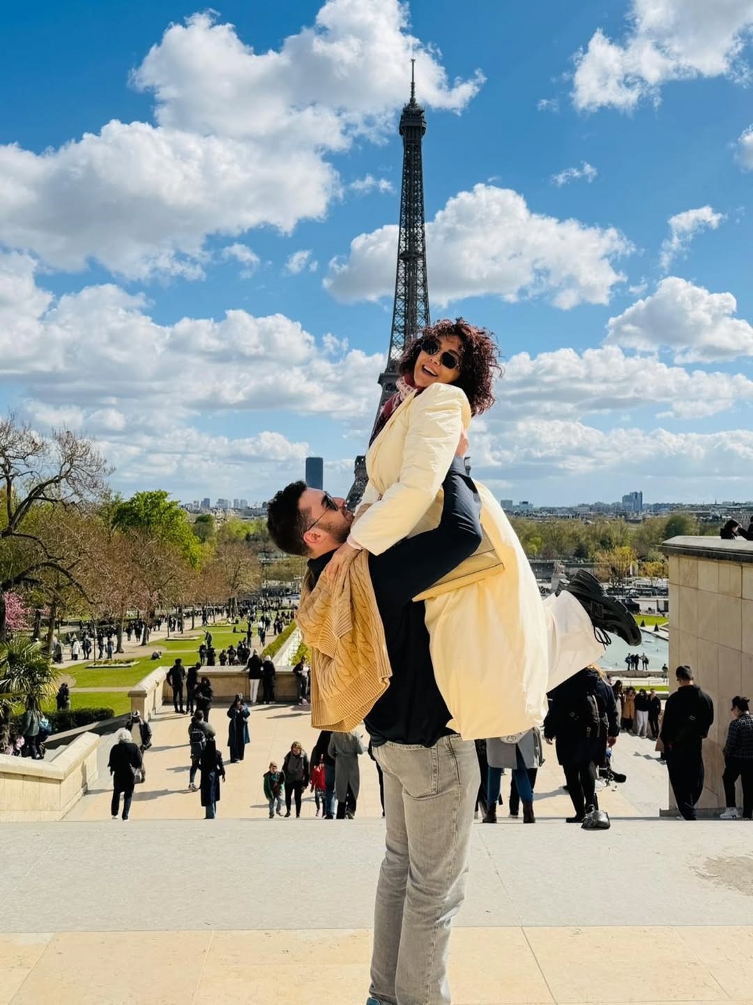 كاريس بشار مع ابنها مجد في باريس (انستغرام)