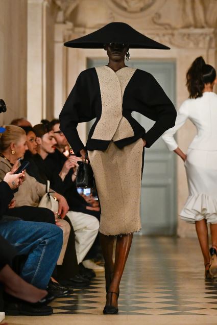 عرض جاكيموس في أسبوع الموضة للأزياء الجاهزة لخريف وشتاء 2026 في باريس (موقع WWD الإلكتروني)