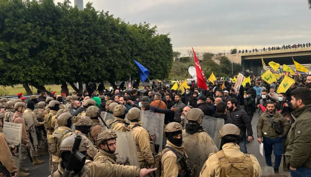 من الطّيران الإيراني إلى القرى المدمّرة: هل يفتح "حزب الله" جبهة الشّارع؟